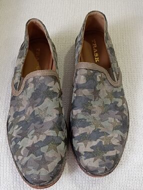 Trask WOMAN Olive Camo Star Slip-On Loafers